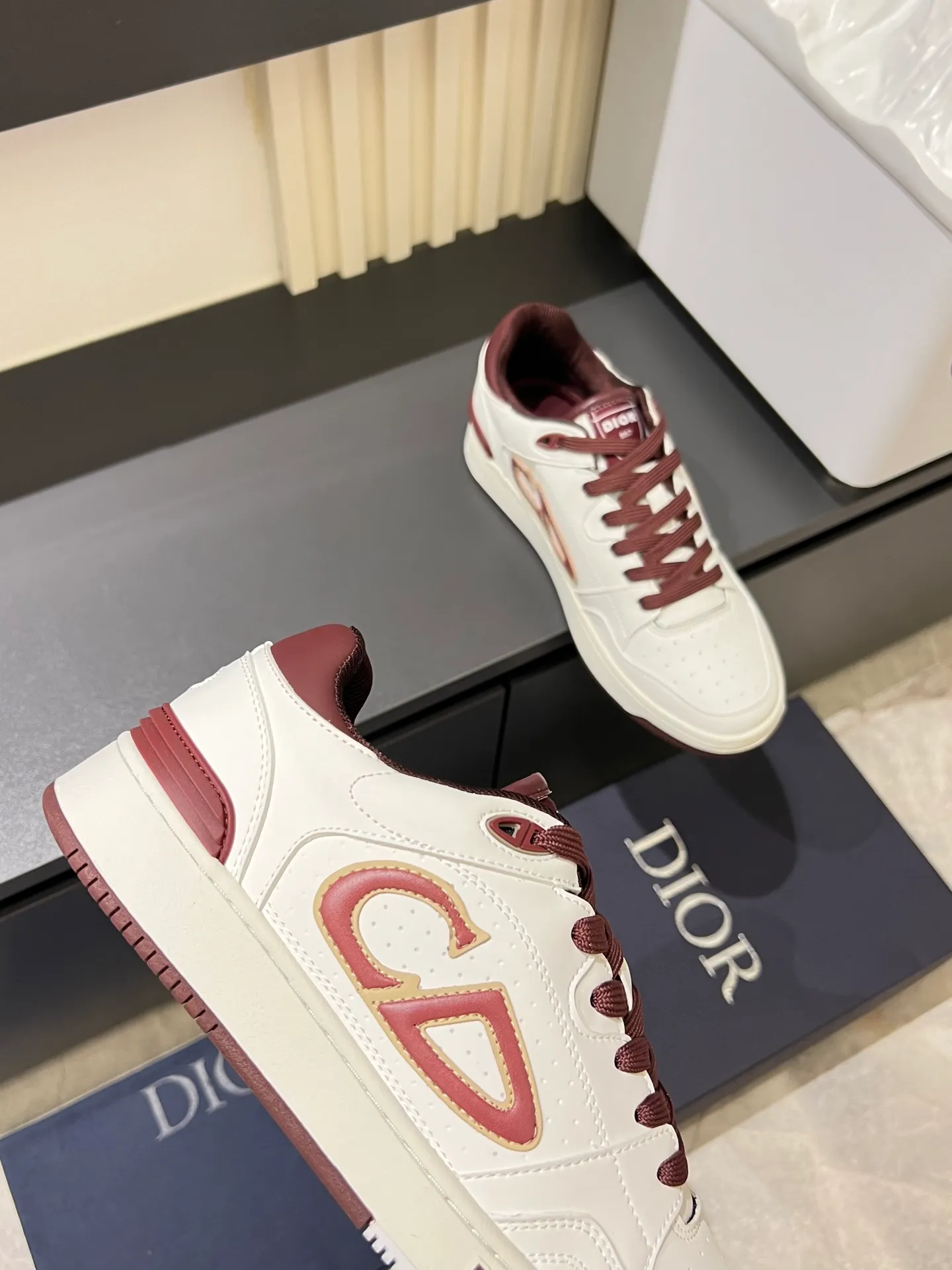 Men's shoes 💰p440 "Dio*" mid-top B27 casual sneakers. This B27 high-top sneaker is a new product in the series and continues Di*r's classic style. Crafted from gray and white smooth calf leather with beige and black Oblique print panels on the sides. The "CD Icon" shaped shoelace eyelets are clever and delicate, and the two-color rubber sole, rear collar and heel are all equipped with the brand's iconic details to enhance the style. Oblique printed straps at the ankle allow for an adjustable fit to complement the overall design. Fashionable and versatile, it can complement any look. Create an exquisite design with unique dynamic vitality and modern atmosphere, presented in low-top and high-top styles. This new must-have shoe adds a new dimension to Dior's archive heritage, embodying modern elegance. Purchase the original version and make it 1:1. If you need top quality, please come to me! Male 38-44!
